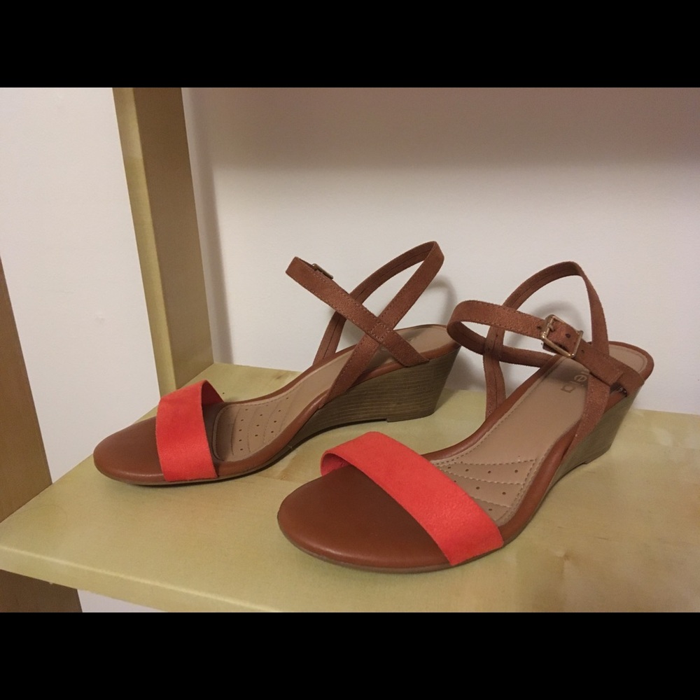 Azalea sandals. 7 US. Brown and red/orange.